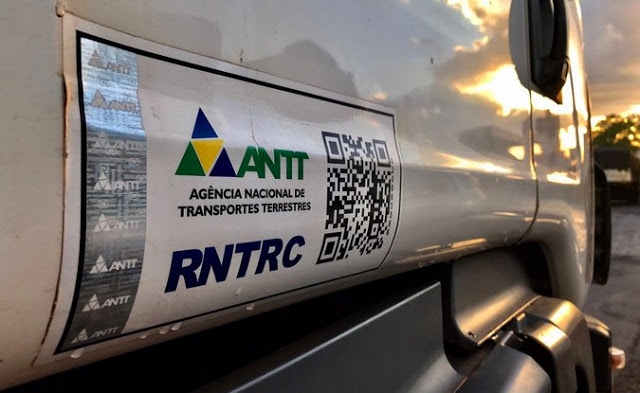 Antt anuncia fim do adesivo RNTRC