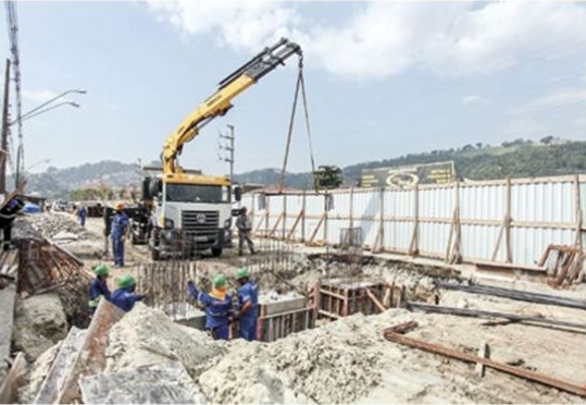 Paredes do viaduto são concretadas na entrada de Santos