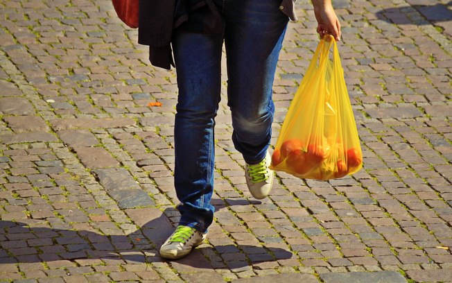 SP banirá canudo e RJ proíbe sacolas