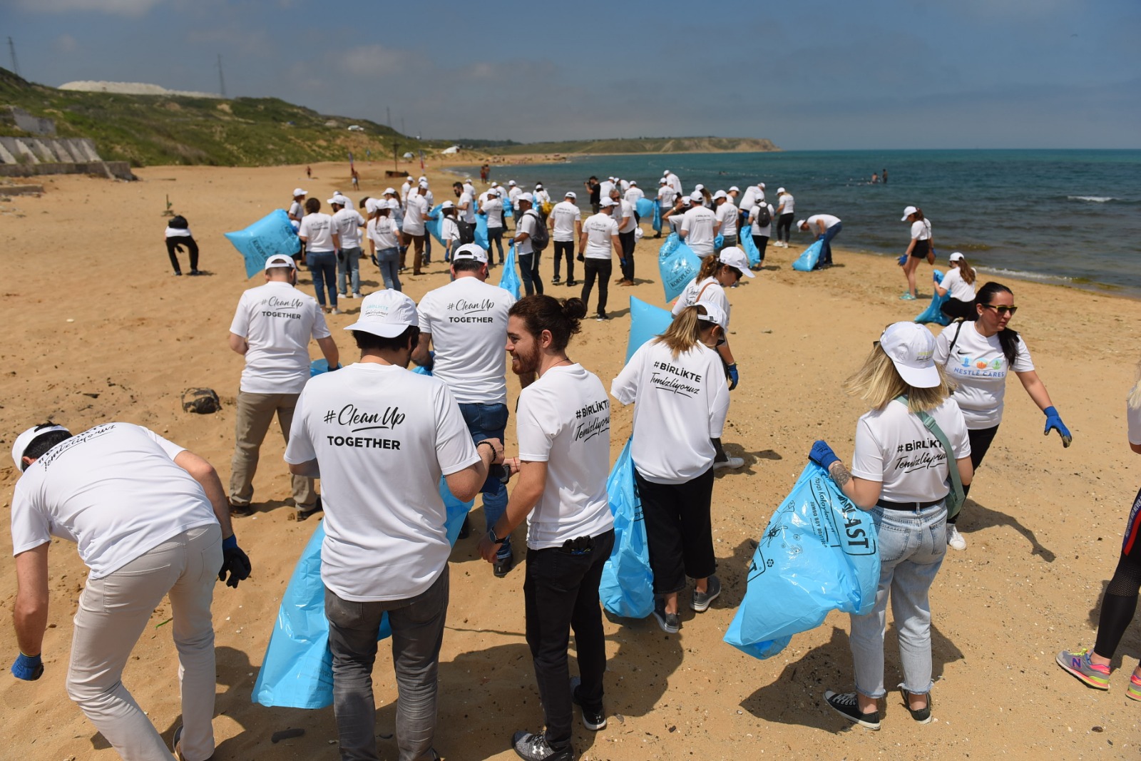 5.000 funcionários da Nestlé e suas famílias participam de atividades de limpeza oceânica