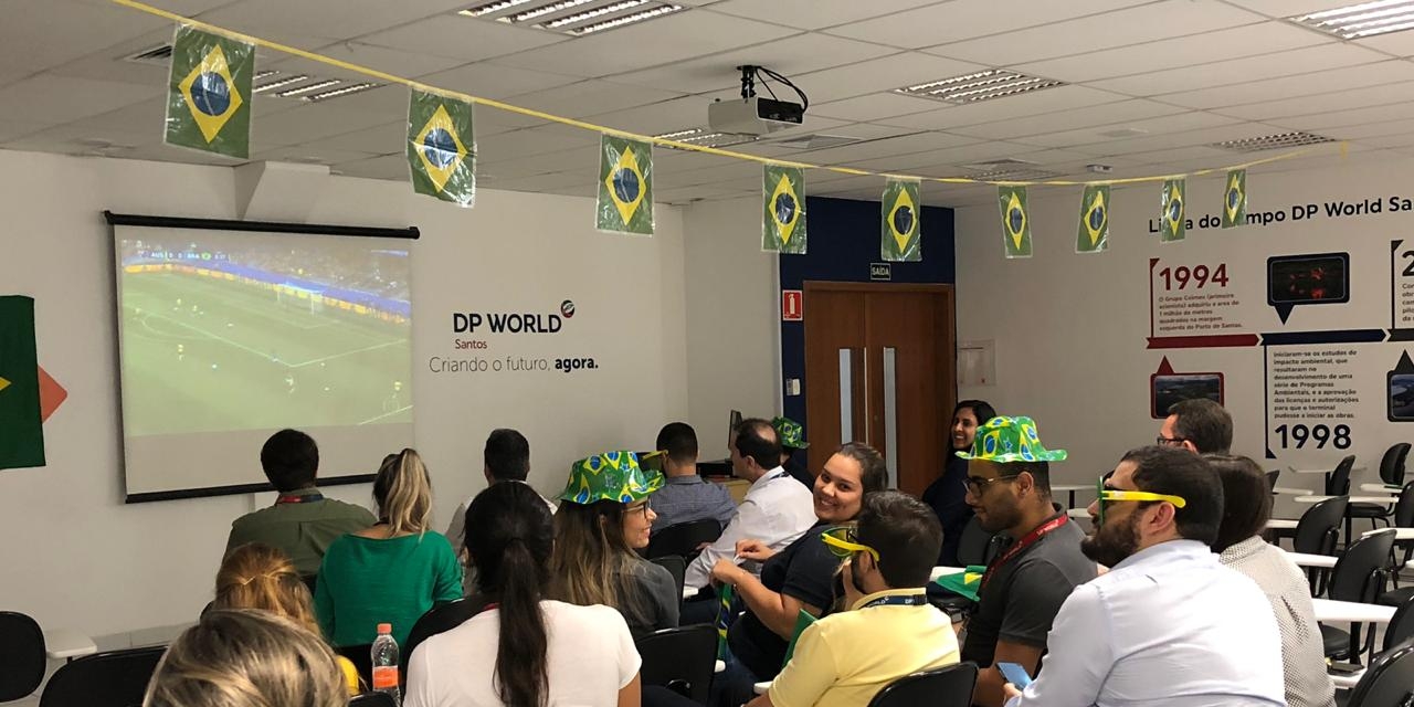 Funcionários da DP World Santos acompanham jogos da seleção brasileira de futebol feminino
