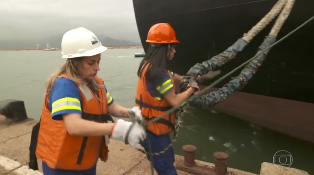 Conheça as mulheres que trabalham como amarradoras no porto de Santos