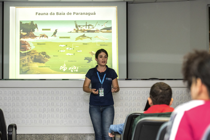 Funcionária dos Portos faz curso de gestão portuária na França