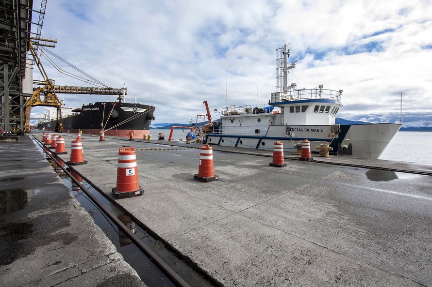 Navio de ensino atraca no Porto de Paranaguá