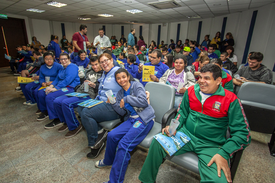 Alunos especiais visitam o Porto de Paranaguá