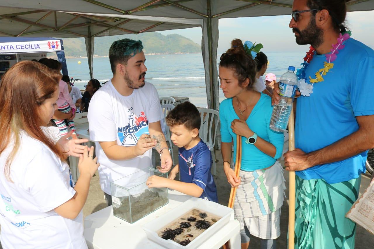 Praia de Santos tem conscientização, mutirão e atividades náuticas