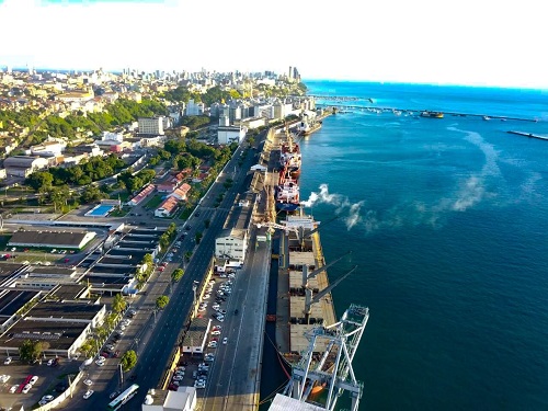 Cinco embarcações operam simultaneamente no Porto de Salvador