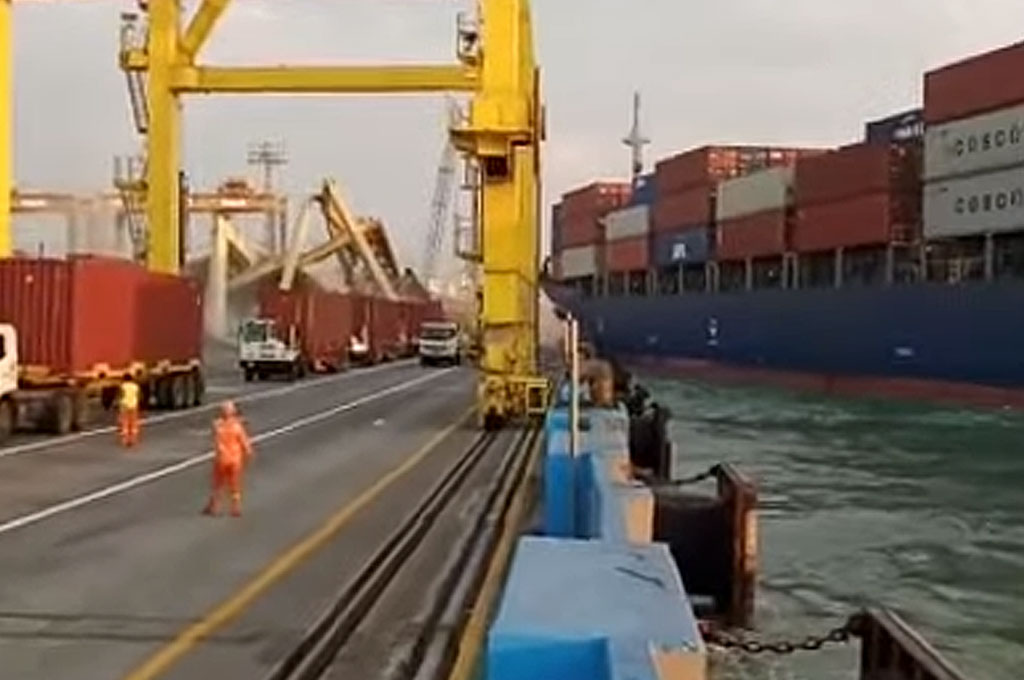 Porta-contêineres derrubou guindaste no Porto de Semarang (vídeo)