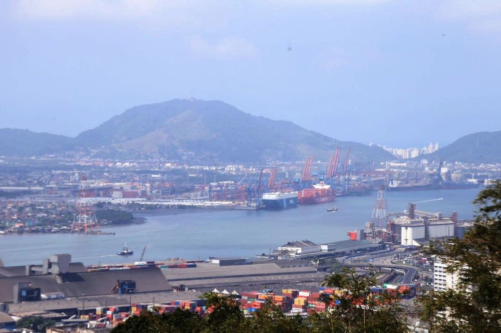 Navio graneleiro encalha na saída do Porto de Santos, SP