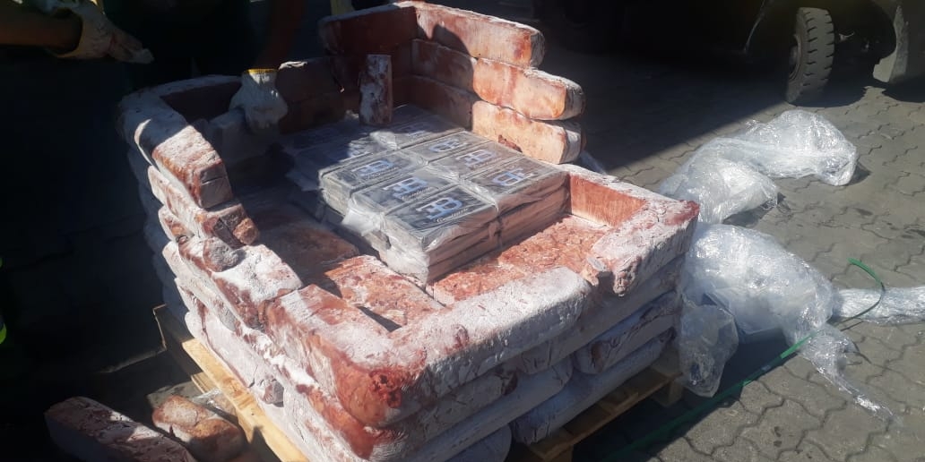 Receita localiza 1,4 tonelada de cocaína em carga de fígado de frango no Porto