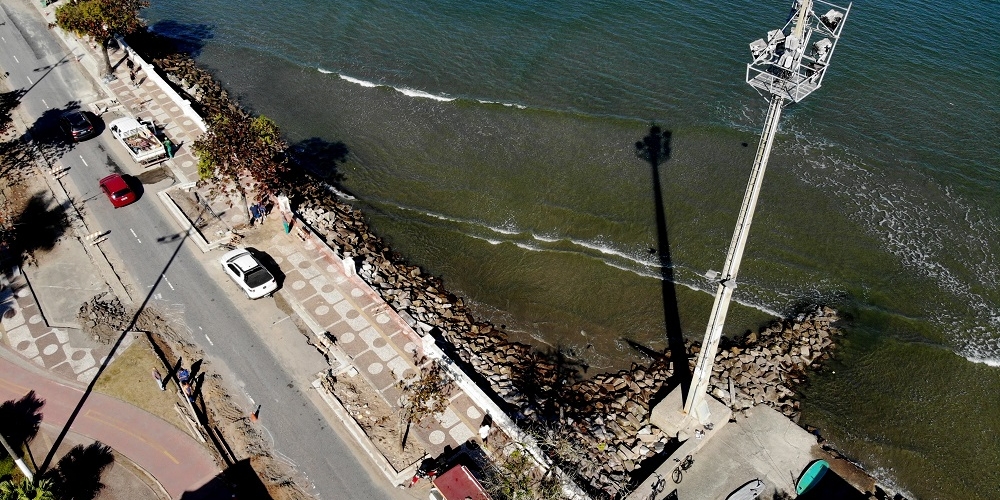 Faixa de areia da Ponta da Praia, em Santos, volta a encolher