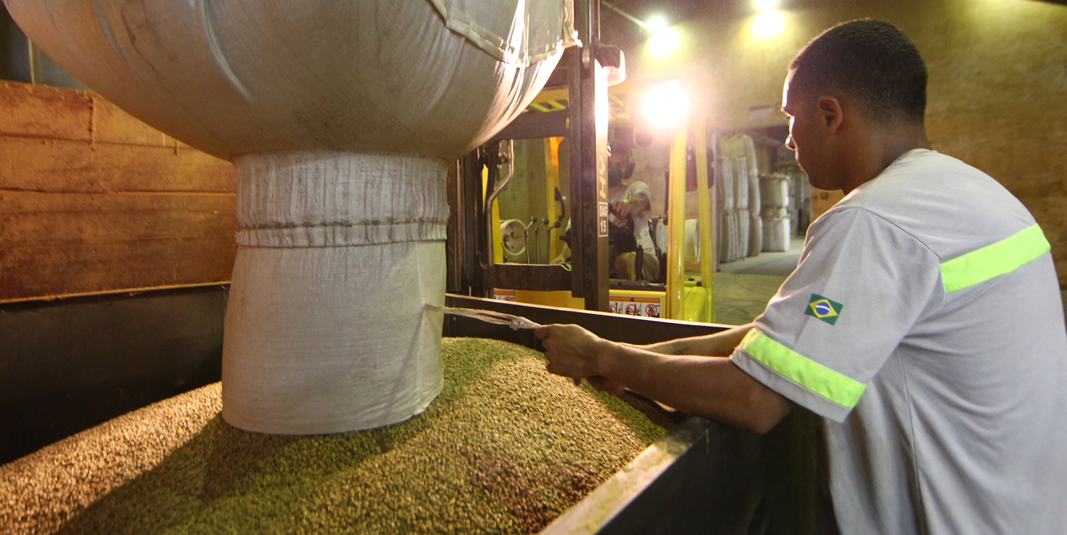 Porto de Santos amplia exportações de café, mas participação cai