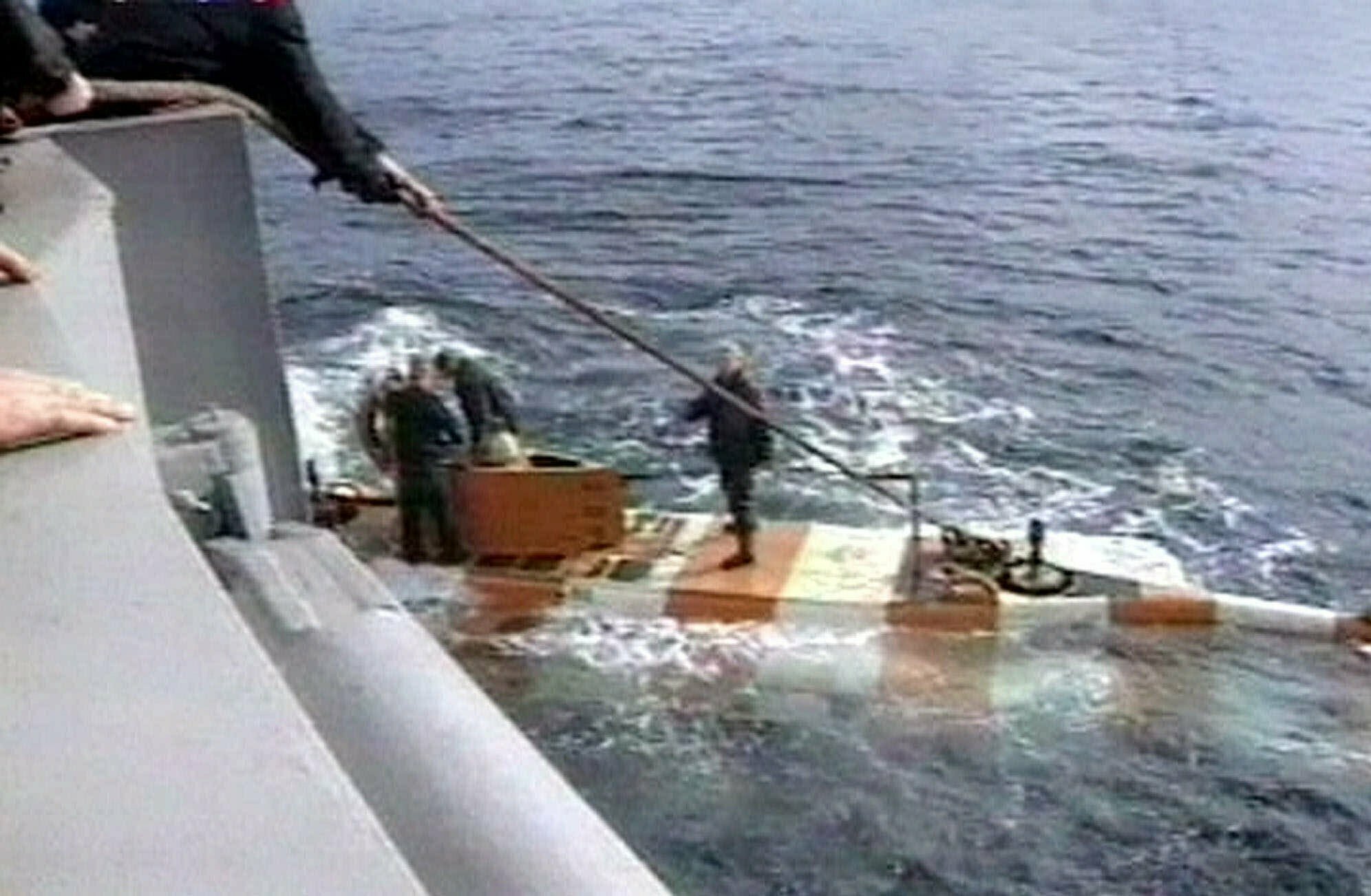 Incêndio em submarino mata 14