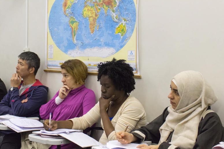 USP dá curso de português para imigrantes e refugiados