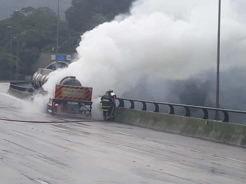 Carreta com ácido sulfúrico pega fogo na rodovia imigrantes