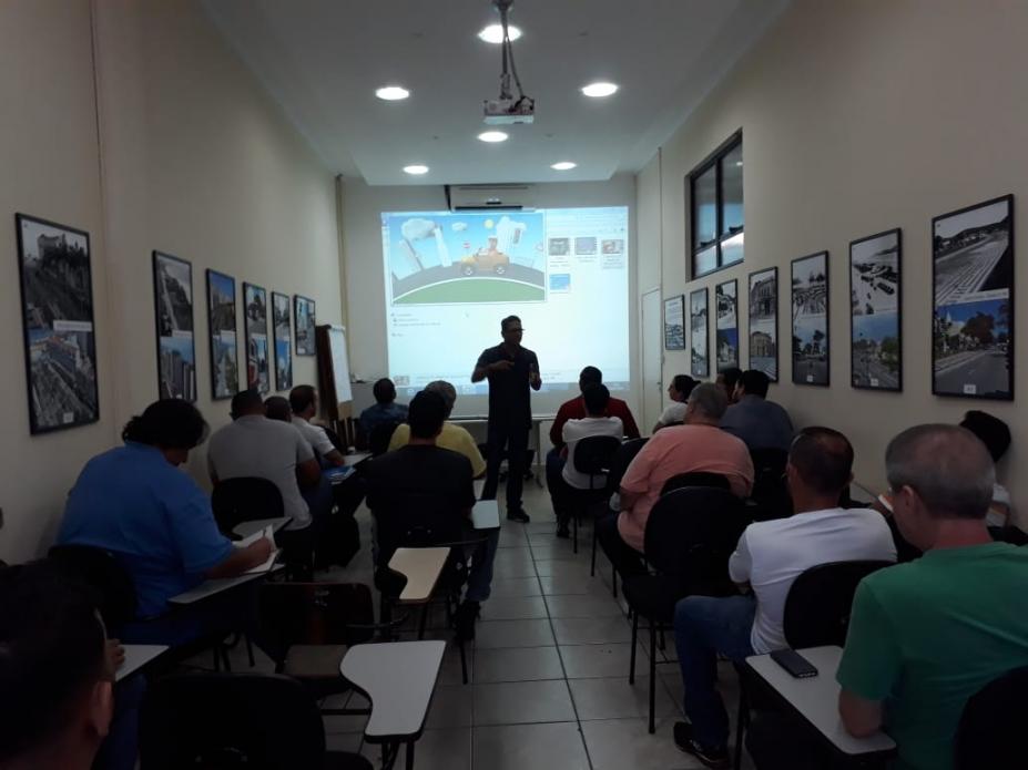 Curso em Santos qualifica motorista para a atividade profissional; inscrições abrem nesta terça