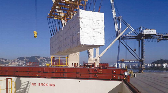Porto recebe navio da Coreia do Sul em viagem inaugural
