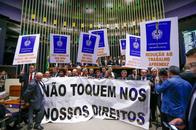 Texto da MP da Liberdade Econômica dispensa trabalhador de bater ponto