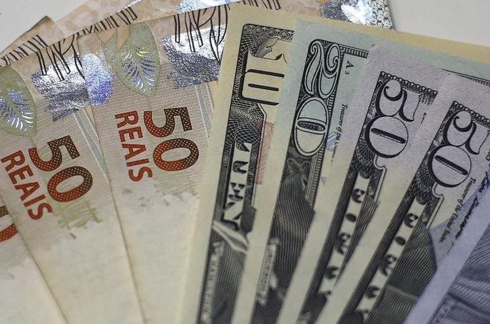 Dólar opera em queda após seis dias de alta