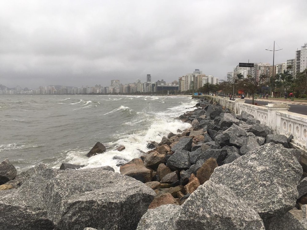 Mau tempo interdita por seis horas a navegação no Porto de Santos