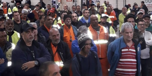 Estivadores realizam ato contra a escala digital na manhã desta sexta-feira em Santos