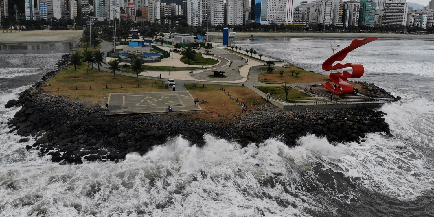 Baixada Santista registra rajadas de vento de mais de 60 km/h na chegada de frente fria