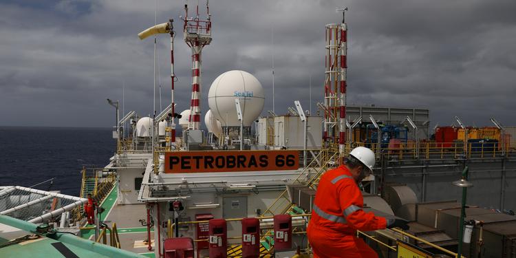 Petrobras registra óleo no mar após trincas em plataforma na bacia de Campos