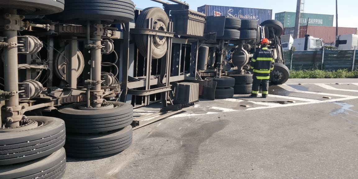 Tombamento de carreta interdita acesso ao Porto de Santos, em Guarujá