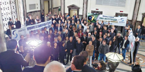Manifestação paralisa Alfândega