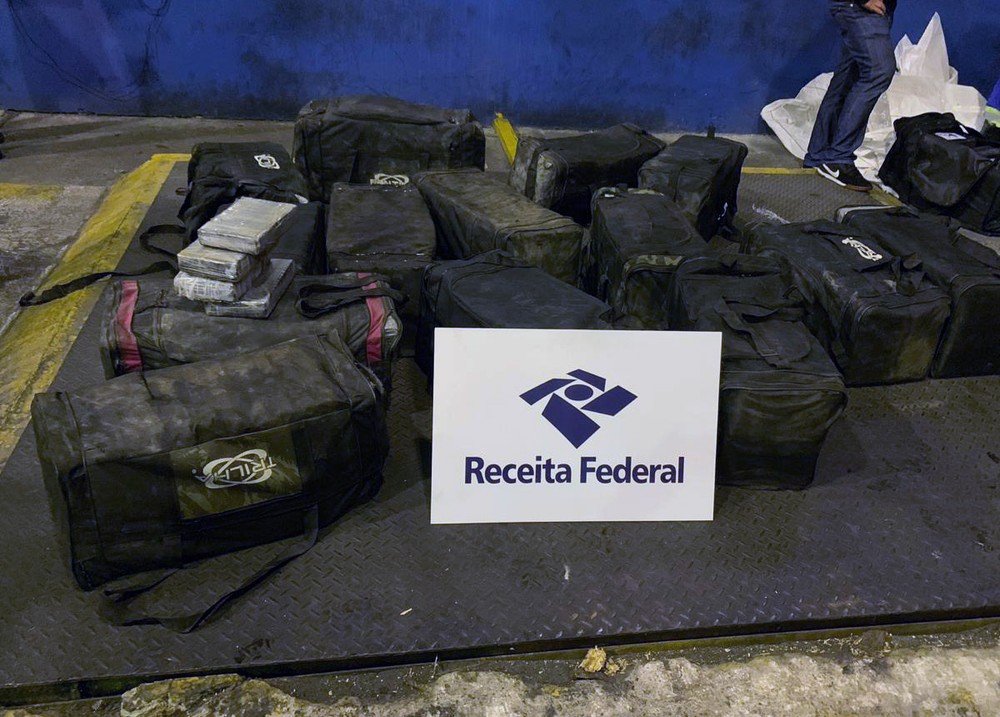 Mais de 700 kg de cocaína são apreendidos em contêineres no Porto de Santos, SP