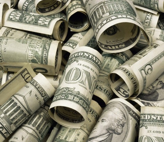 Dólar flerta com R$ 4,07 e fecha na máxima em 3 meses 