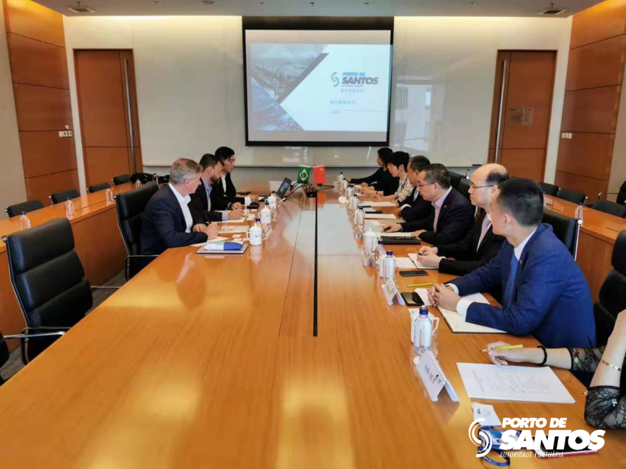 Casemiro Tércio, Diretor-Presidente da Autoridade Portuária de Santos, e o assessor para assuntos da Ásia, Allan Chiang, foram recebidos na sede da trading chinesa Cofco, em Beijing