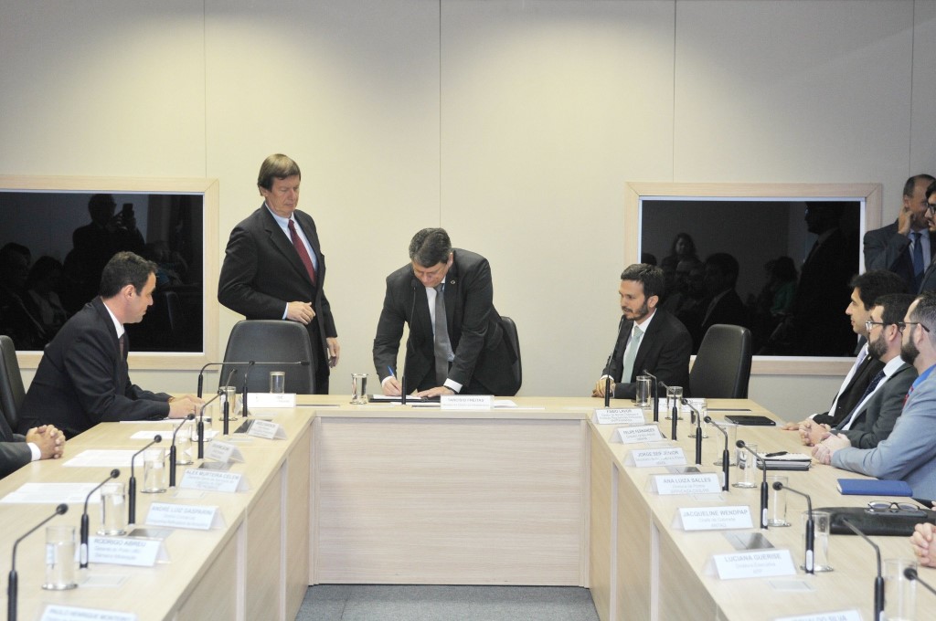 Governo assina nova poligonal de Imbituba e 9 contratos de TUPs