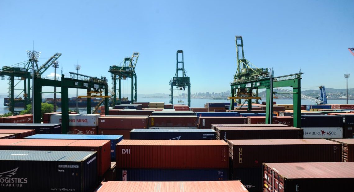 Exportações e importações caíram na semana passada