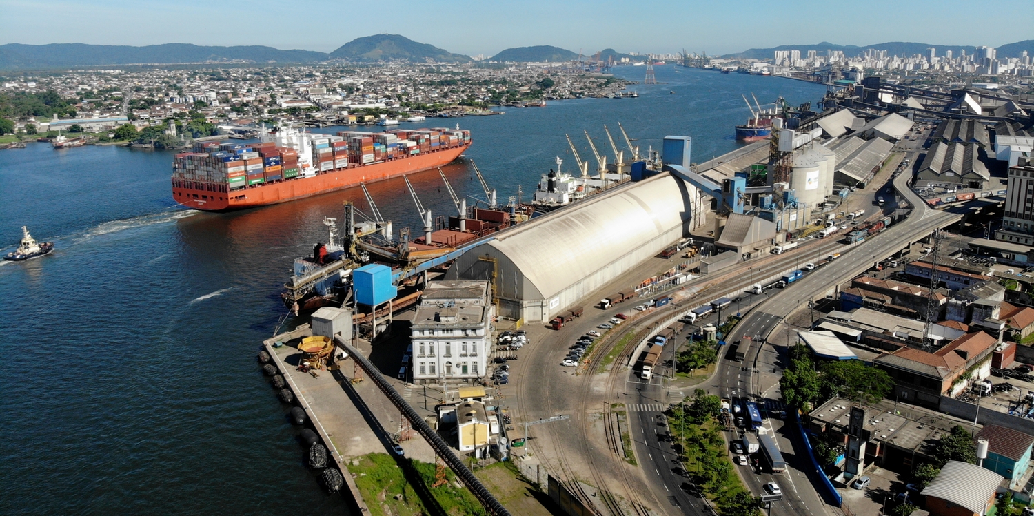 Porto de Santos oferece vagas de emprego em diversas funções; confira