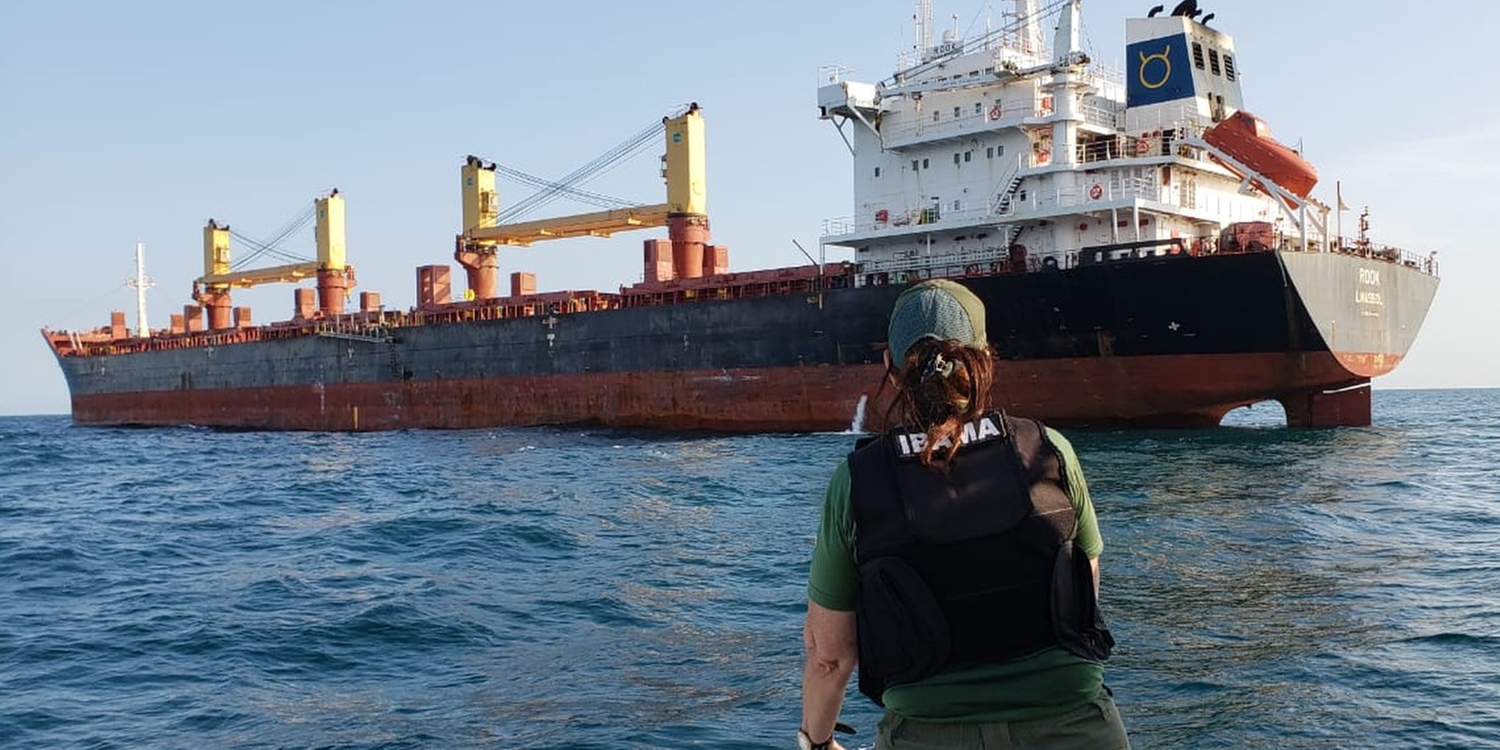 Ibama multa em R$ 1 milhão navio que despejou resíduos no mar em Santos