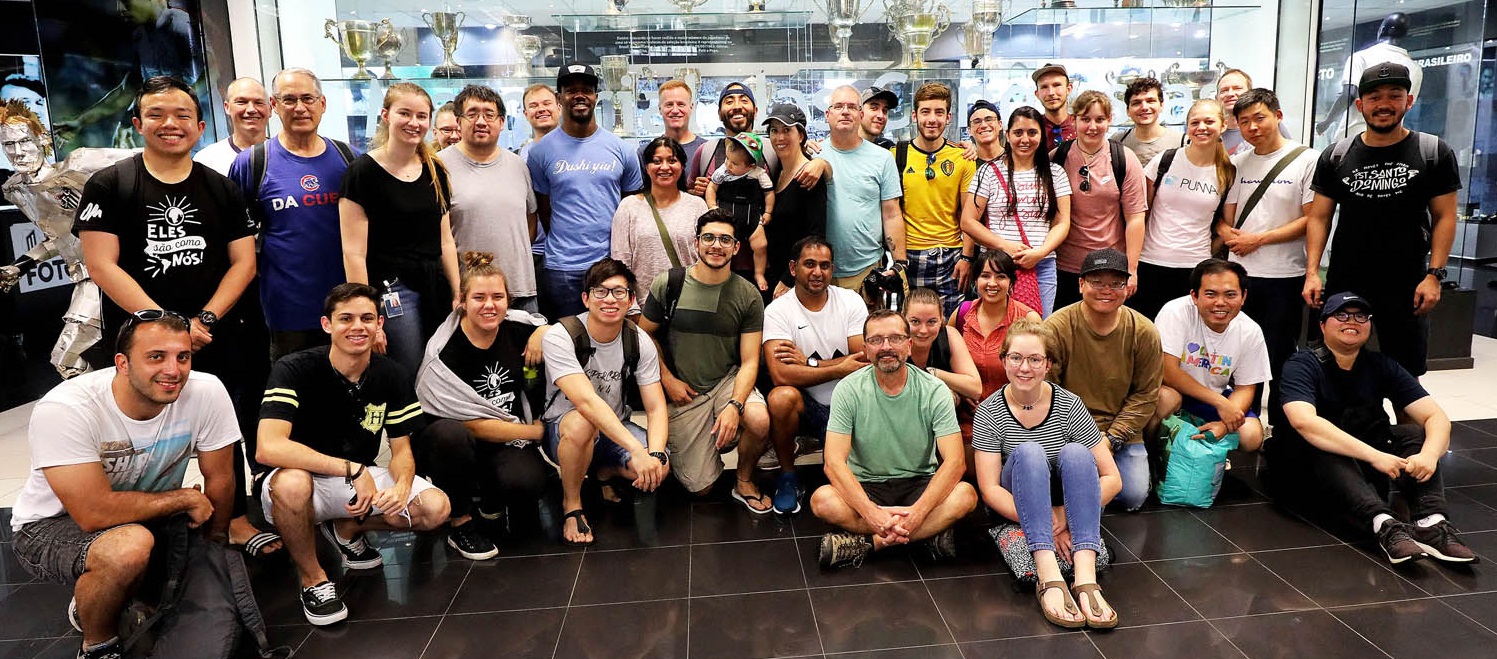 Tripulantes do navio Logos Hope visitam o Memorial das Conquistas