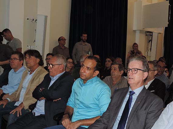 Prefeito de Santos entrega projeto de lei à Câmara dos Vereadores na Associação Comercial de Santos 