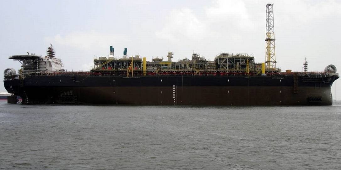 Navio-plataforma tem trincas no casco, mas inclinação é estável