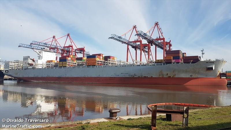 Tufão atinge navio vindo da China para o Brasil e causa queda de contêineres no mar