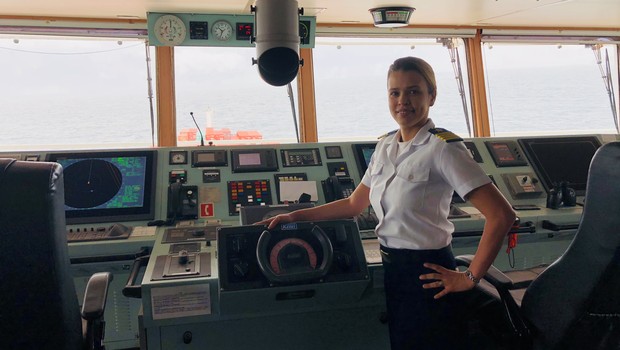 Esta é a primeira brasileira a comandar um navio de carga