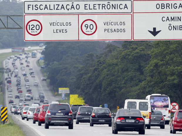 Motorista encontra tráfego lento na chegada a São Paulo pela Anchieta e pela Imigrantes
