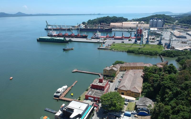 Porto de São Francisco do Sul: governo estuda futuro do terminal graneleiro
