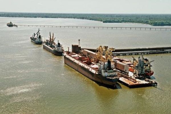 O Governo Federal planeja abrir o País a navios estrangeiros