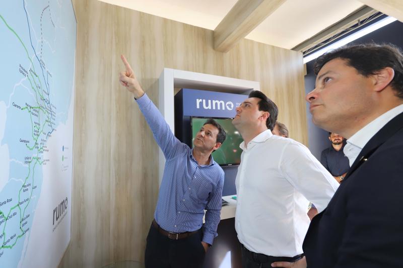 Rumo recebeu na Feira Paraná, o Governador do Estado, o Prefeito de Ponta Grossa, e Secretário Estadual de Infraestrutura e Logística