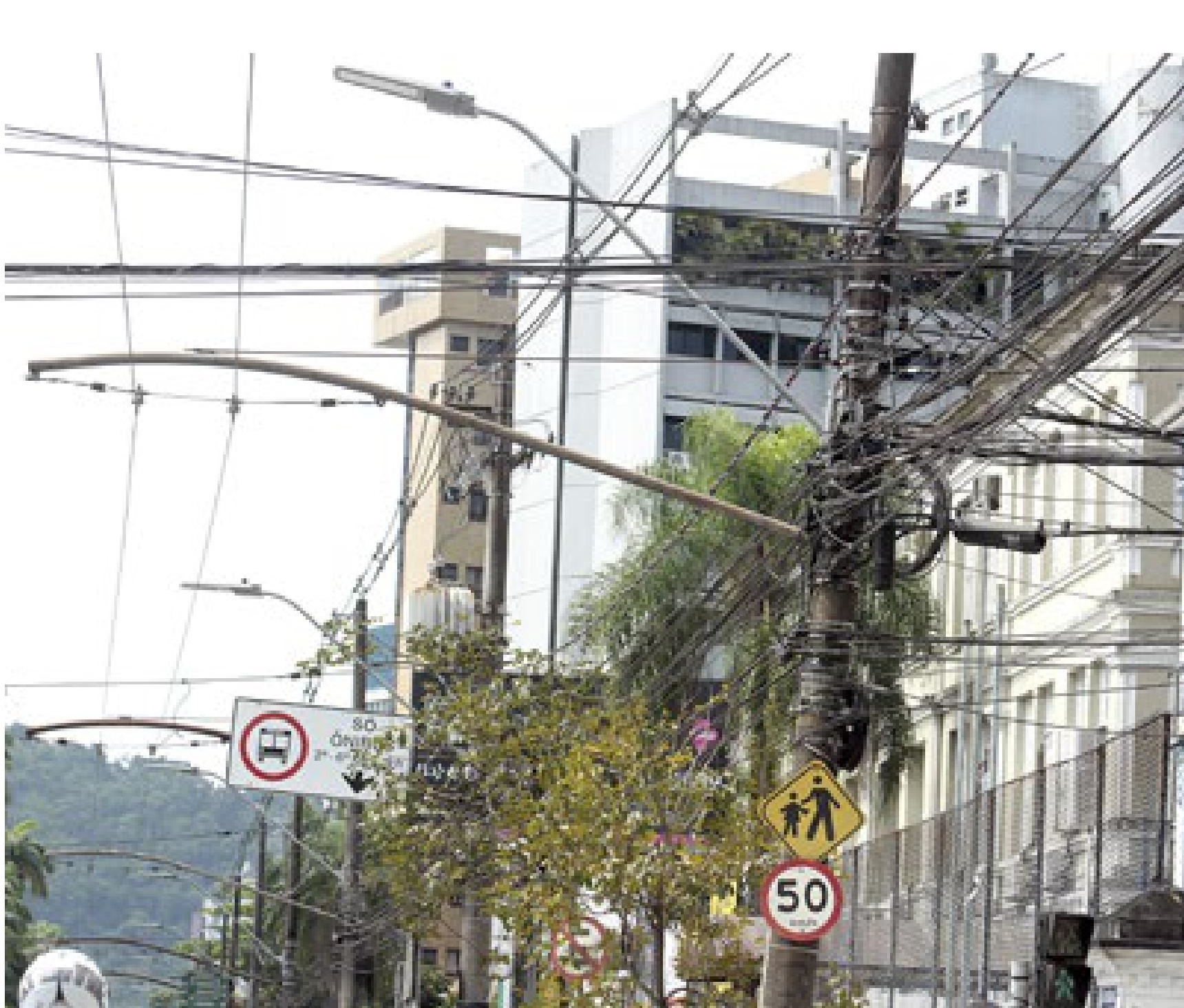 PL quer tirar fios dos postes de Santos