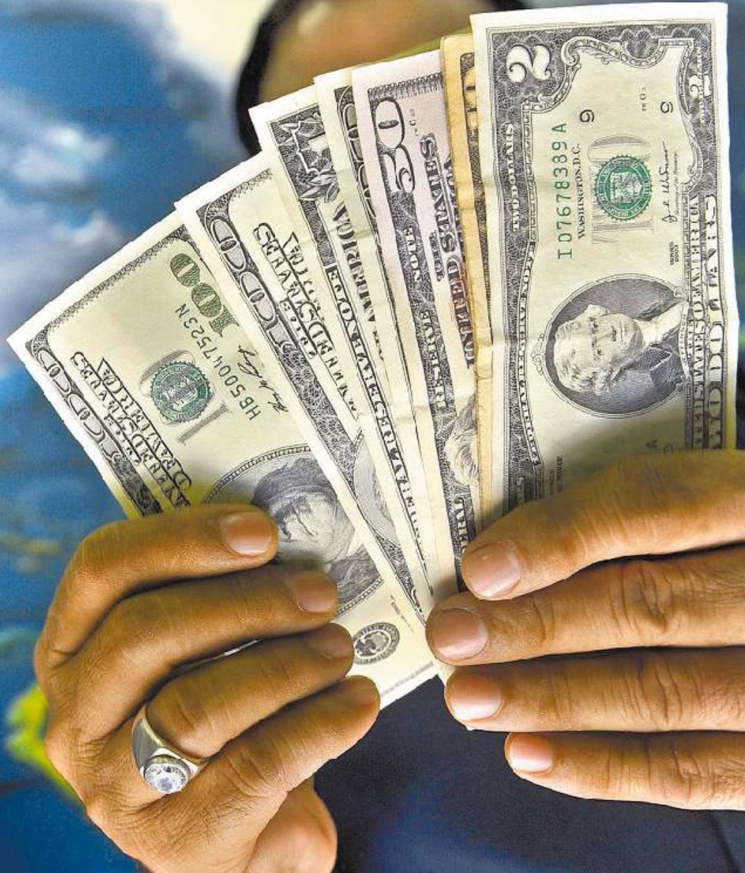 Dólar volta a ficar abaixo de R$4