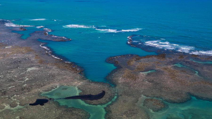 Estudo vê fundo do mar como possível origem do óleo que afeta NE; Marinha contesta