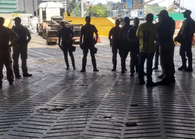 Estivadores permanecem acampados em frente ao Ecoporto, em Santos