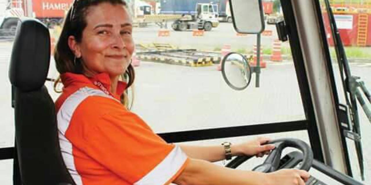 Mulher conquista independência financeira e autoconfiança como Operador de Equipamento no Porto